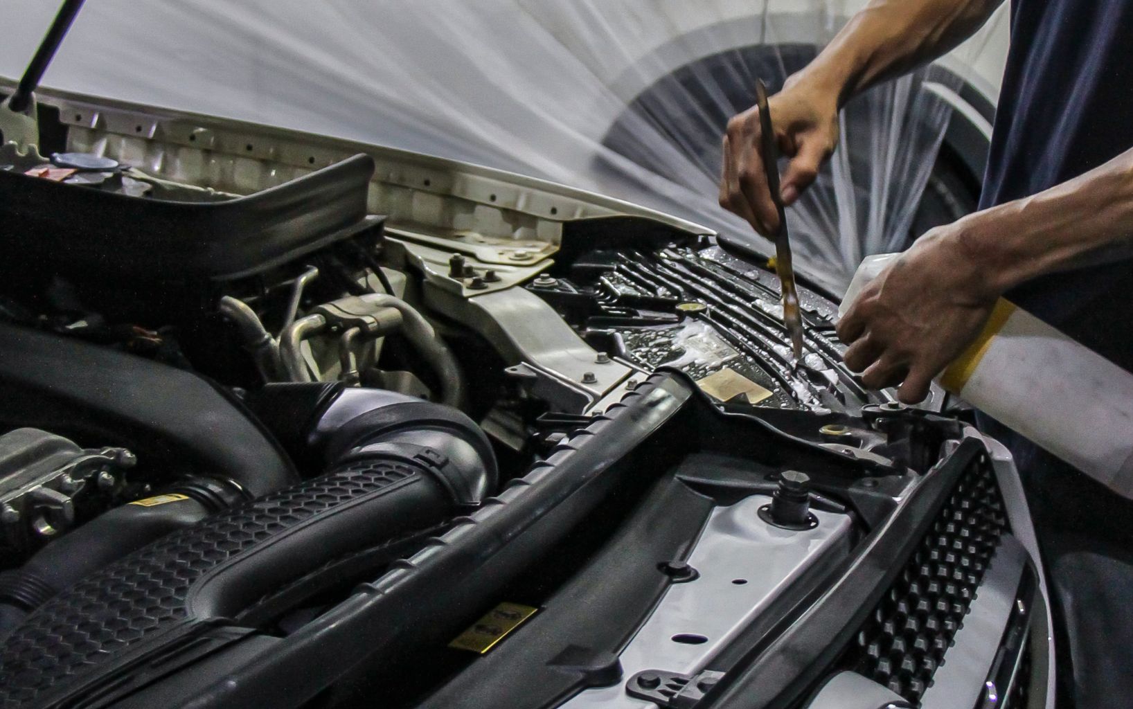 Pembersihan Ruang Mesin Mobil: Cara Terbaik dan Mudah