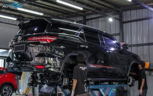 Salon Mobil Panggilan vs Salon Mobil Workshop