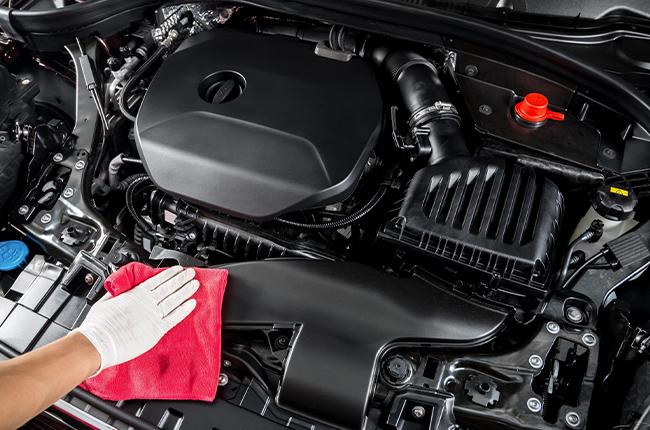 Cara Membersihkan Engine Bay Mobil dengan Aman